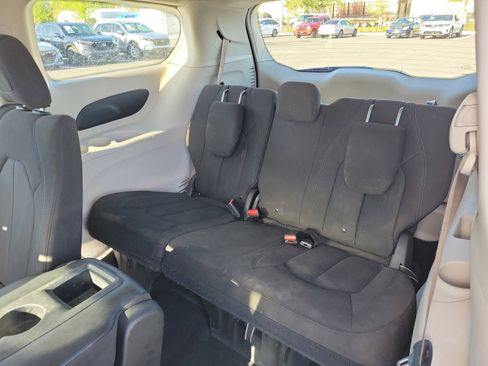 Used 2021 Chrysler Pacifica Touring FWD image 28