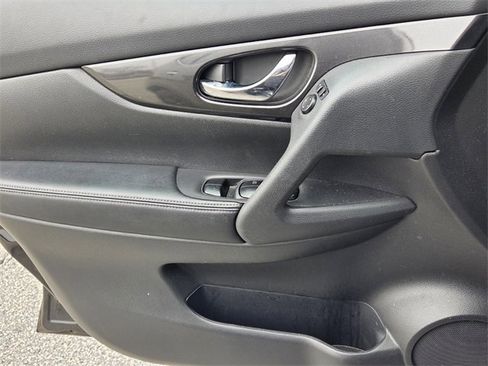 Used 2017 Nissan Rogue SV w/ Midnight Edition Package image 30