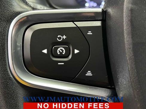 Used 2019 Volvo XC40 T5 Momentum image 39