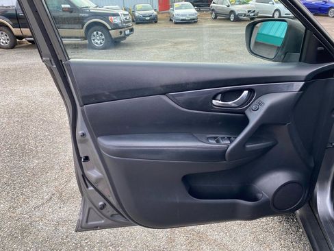 Used 2018 Nissan Rogue SV image 15