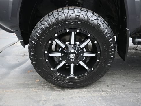 Used 2019 Toyota Tacoma TRD Sport w/ Technology Package image 11