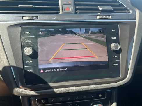 Used 2021 Volkswagen Tiguan SE FWD image 9
