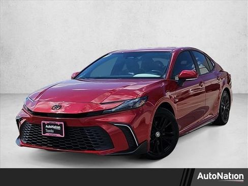 Used 2025 Toyota Camry SE image 1