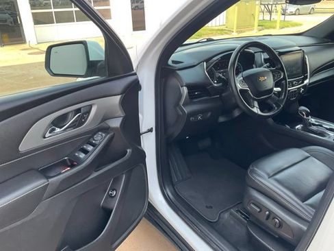 Used 2023 Chevrolet Traverse LT FWD image 2