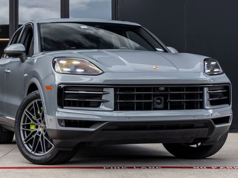 Certified 2024 Porsche Cayenne AWD/4WD image 9