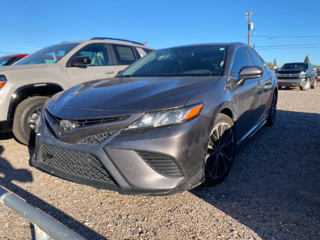 Used 2020 Toyota Camry SE w/ Carpet Mat Package FWD image 2