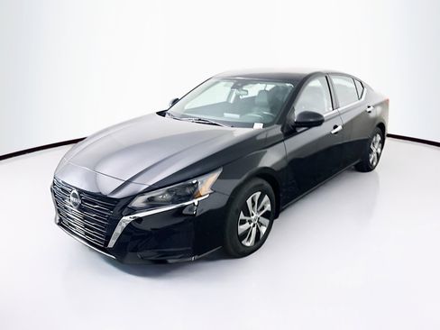 Used 2024 Nissan Altima 2.5 S image 3