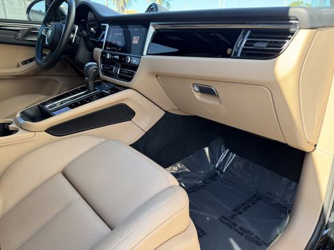 Certified 2022 Porsche Macan image 17