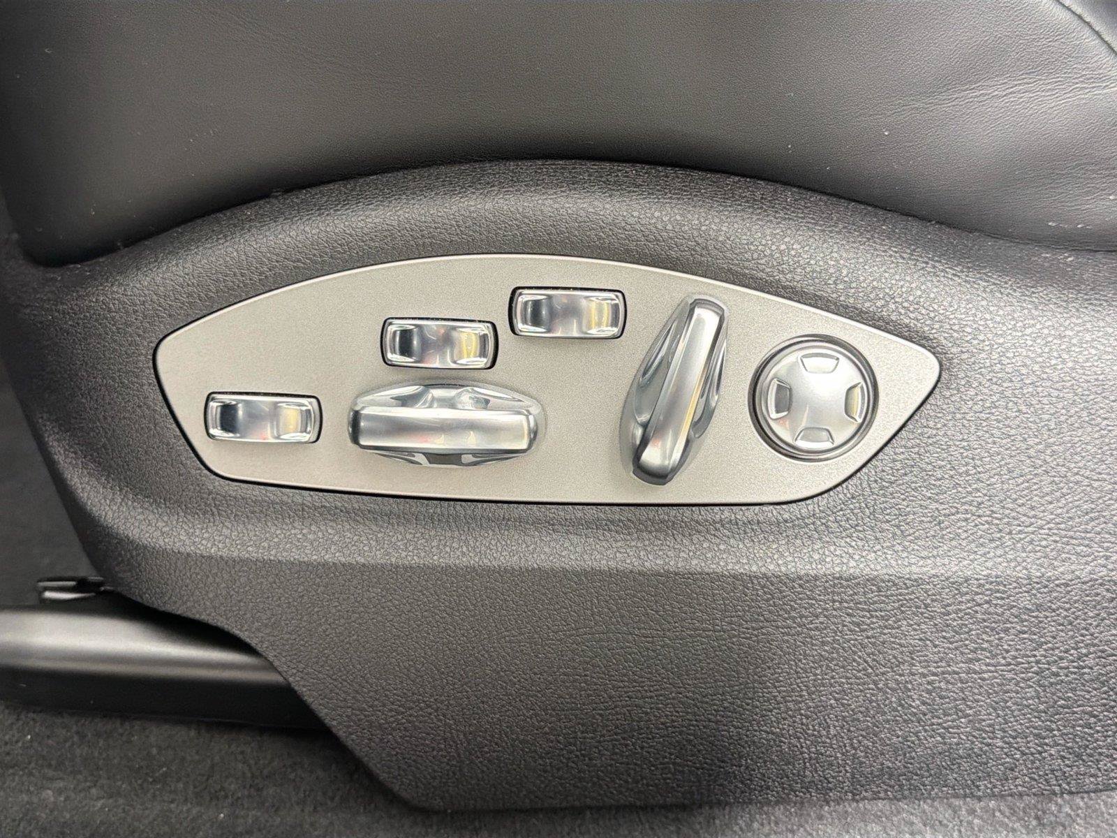 Used 2026 Porsche Macan Turbo AWD/4WD image 32