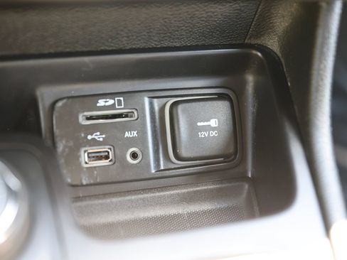 Used 2015 Jeep Cherokee Latitude w/ Cold Weather Group AWD/4WD image 30