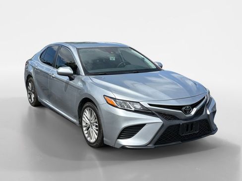 Used 2018 Toyota Camry SE w/ Moonroof Package FWD image 9