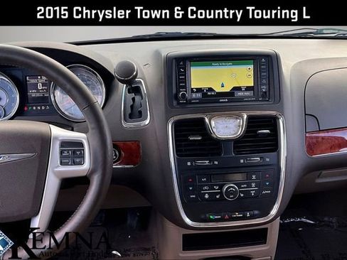 Used 2015 Chrysler Town & Country Touring-L w/ Driver Convenience Group image 10