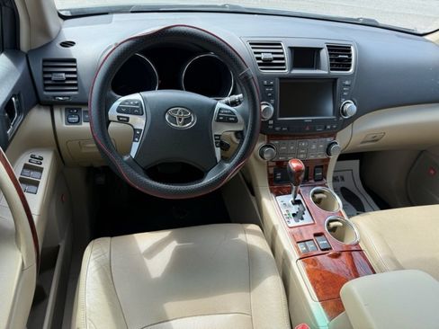 Used 2012 Toyota Highlander Limited w/ Tow Pkg AWD/4WD image 16