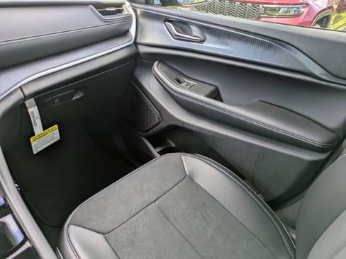 New 2025 Jeep Grand Cherokee Altitude image 16