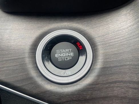 Used 2023 Jeep Grand Cherokee Limited w/ Black Appearance Package image 22