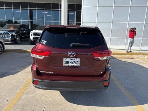 Used 2019 Toyota Highlander Plus FWD image 7