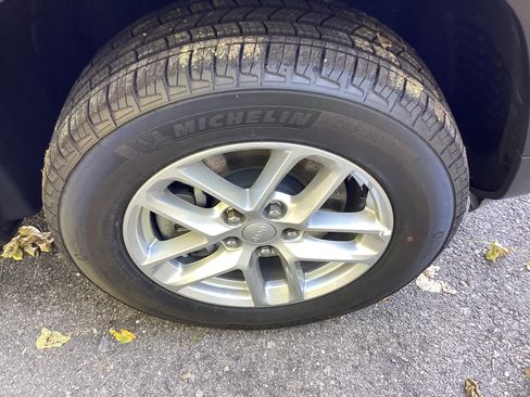 New 2025 Jeep Grand Cherokee L Laredo w/ Luxury Tech Group I image 36