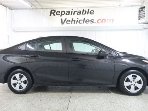 Used 2018 Chevrolet Cruze LS FWD image 4