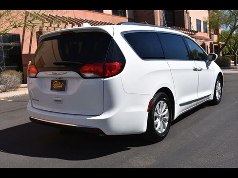 Used 2019 Chrysler Pacifica Touring-L image 7