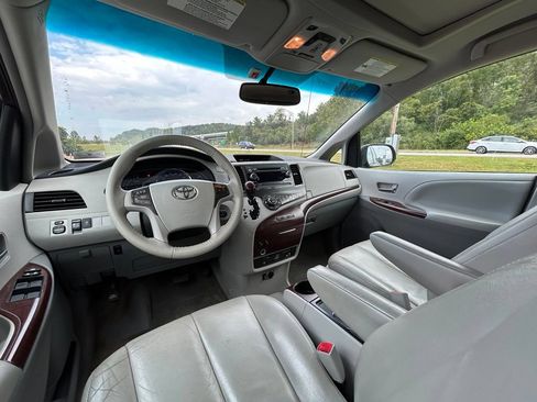 Used 2012 Toyota Sienna XLE w/ Entertainment Pkg FWD image 6