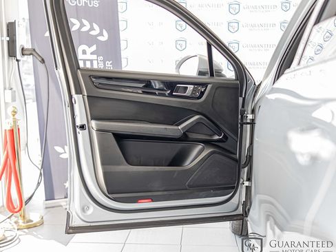 Used 2023 Porsche Cayenne w/ Premium Package AWD/4WD image 31