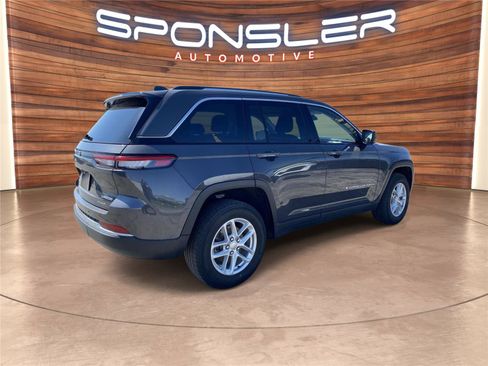 Used 2023 Jeep Grand Cherokee Laredo AWD/4WD image 7