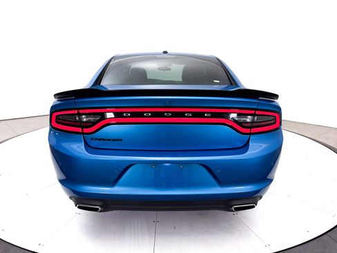 Used 2018 Dodge Charger SXT w/ Blacktop Package RWD image 10