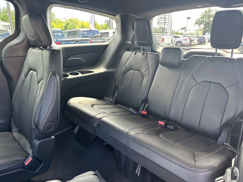 New 2027 Chrysler Pacifica Select AWD/4WD image 27