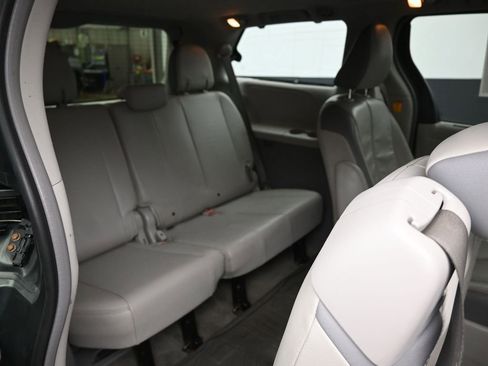 Used 2013 Toyota Sienna XLE image 10