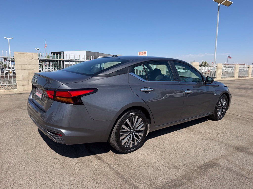 Used 2025 Nissan Altima 2.5 SV FWD image 6
