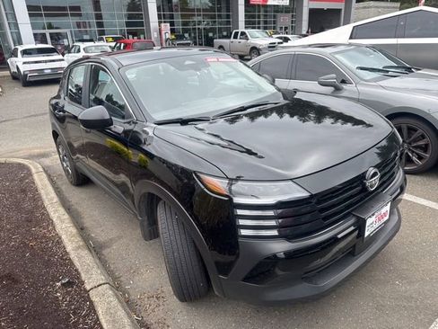 Used 2025 Nissan Kicks S image 3