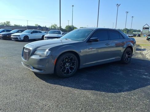 Used 2019 Chrysler 300 Touring w/ Sport Appearance Package RWD image 3