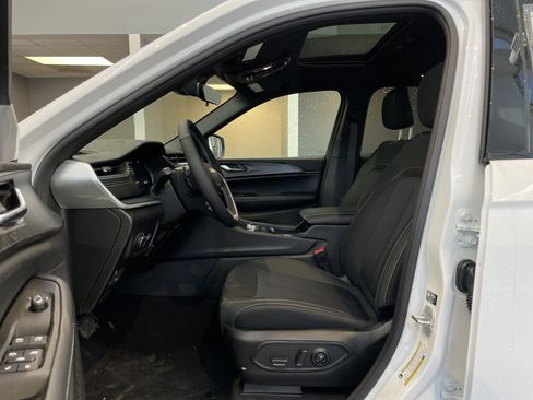 New 2025 Jeep Grand Cherokee Laredo X w/ Luxury Tech Group I image 18