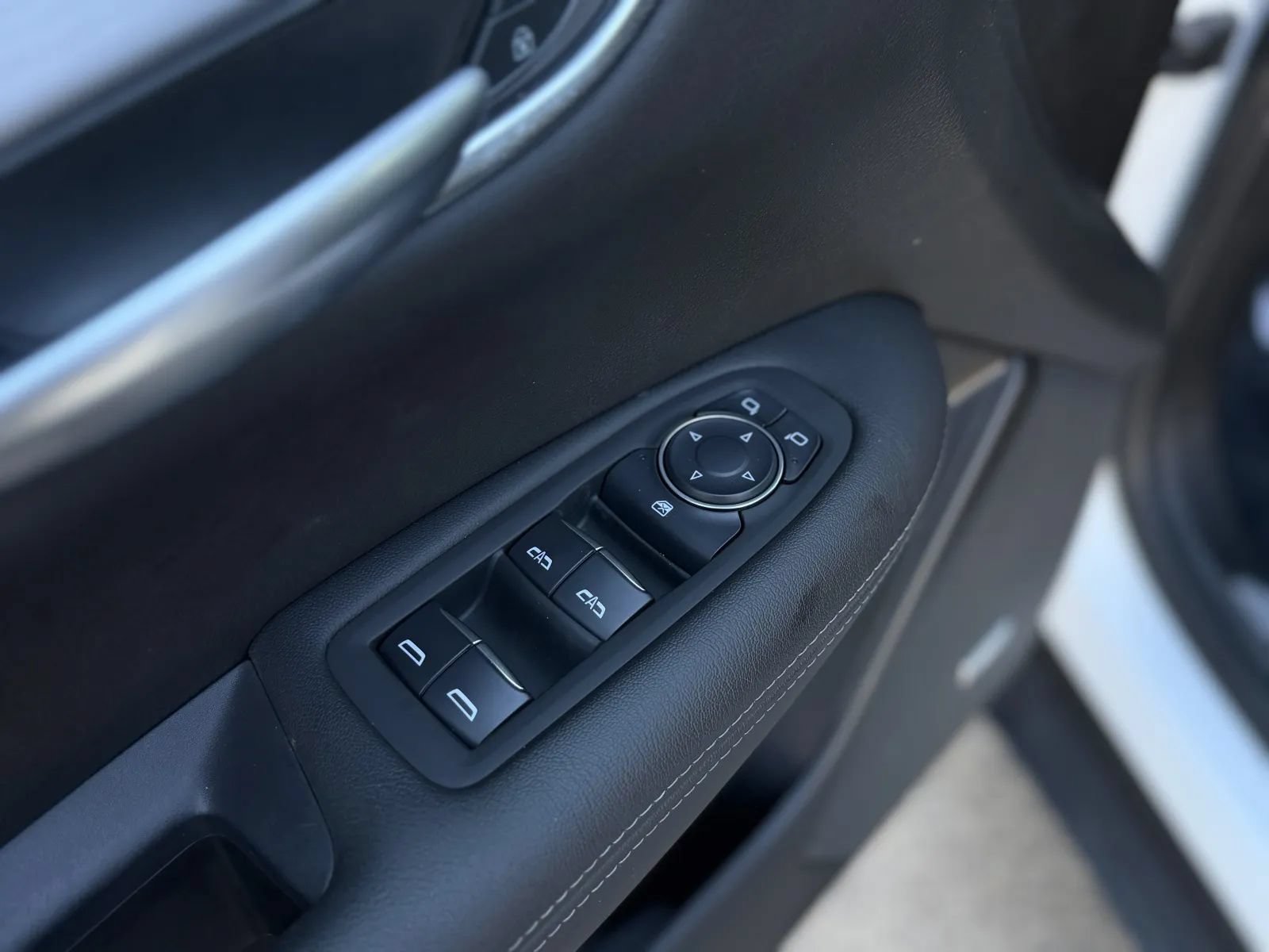 Used 2025 Cadillac XT5 Luxury w/ LPO, Floor Liner Package FWD image 25