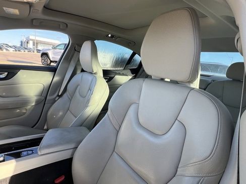 Used 2022 Volvo S60 B5 Inscription w/ Climate Package image 8