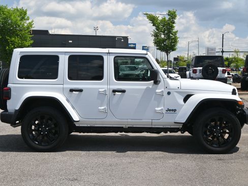 Used 2025 Jeep Wrangler Unlimited Sahara AWD/4WD image 11