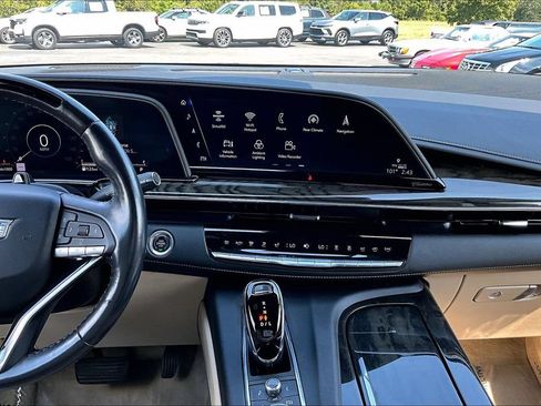 Used 2024 Cadillac Escalade Premium Luxury AWD/4WD image 11