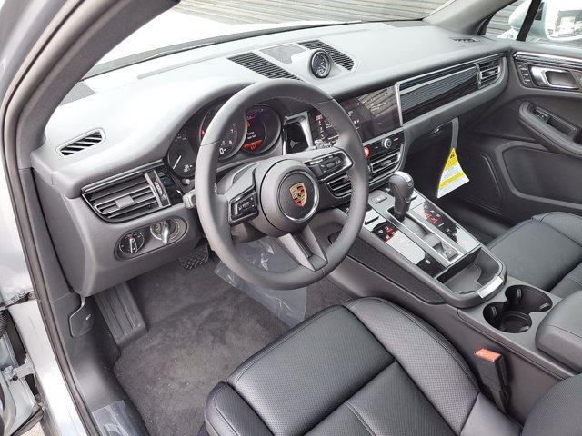 Used 2025 Porsche Macan AWD/4WD image 4