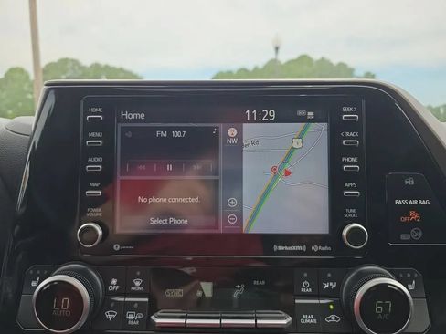 Used 2020 Toyota Highlander XLE AWD/4WD image 29
