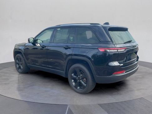Used 2023 Jeep Grand Cherokee Limited w/ Black Appearance Package AWD/4WD image 9