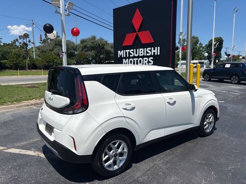 Used 2024 Kia Soul LX w/ Option Group 015 FWD image 3
