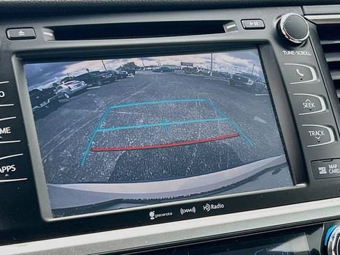 Used 2019 Toyota Highlander XLE AWD/4WD image 10