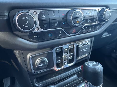 Used 2025 Jeep Wrangler Unlimited Sahara w/ Safety Group AWD/4WD image 28