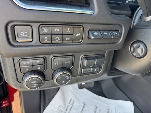 Used 2024 Chevrolet Suburban High Country w/ Advanced Technology Package image 21