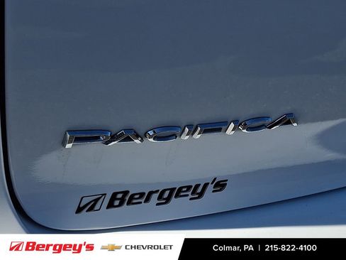 Used 2023 Chrysler Pacifica Touring-L FWD image 30