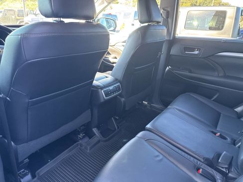 Used 2017 Toyota Highlander XLE image 19