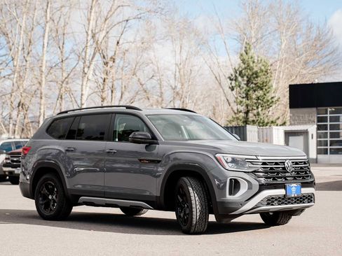 New 2026 Volkswagen Atlas Peak Edition image 2