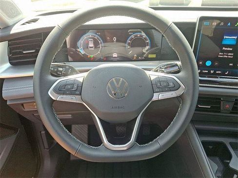 New 2025 Volkswagen Tiguan SE image 16