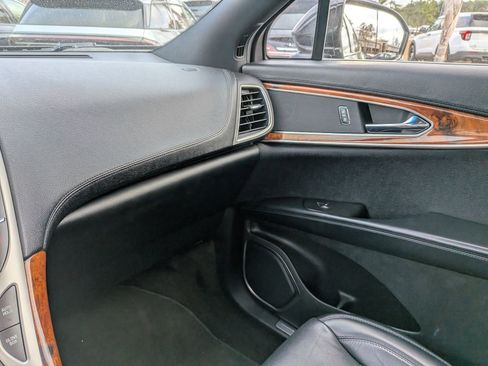 Used 2017 Lincoln MKX Reserve w/ Driver Assistance Package image 17