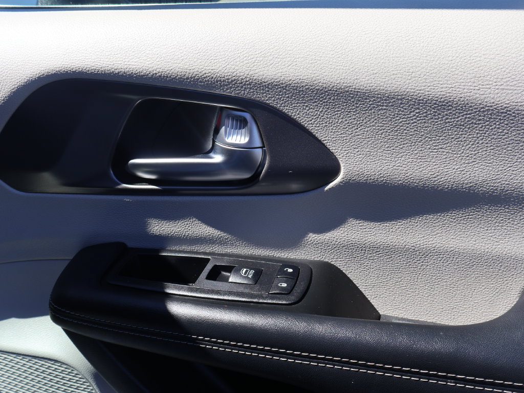 Used 2023 Chrysler Pacifica Touring-L FWD image 8
